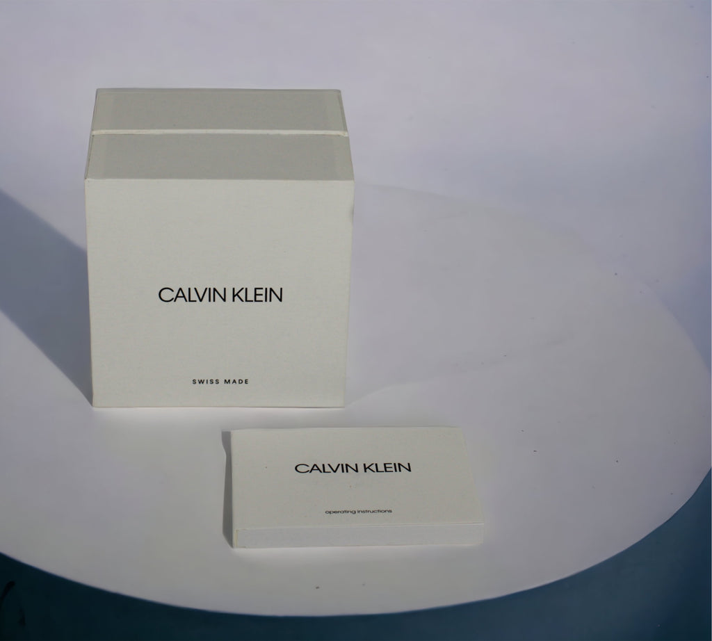 De Calvin Klein klassiek horloge K9N111C1 heeft een edelstalen kast en een zwarte leren band. Optiwatch