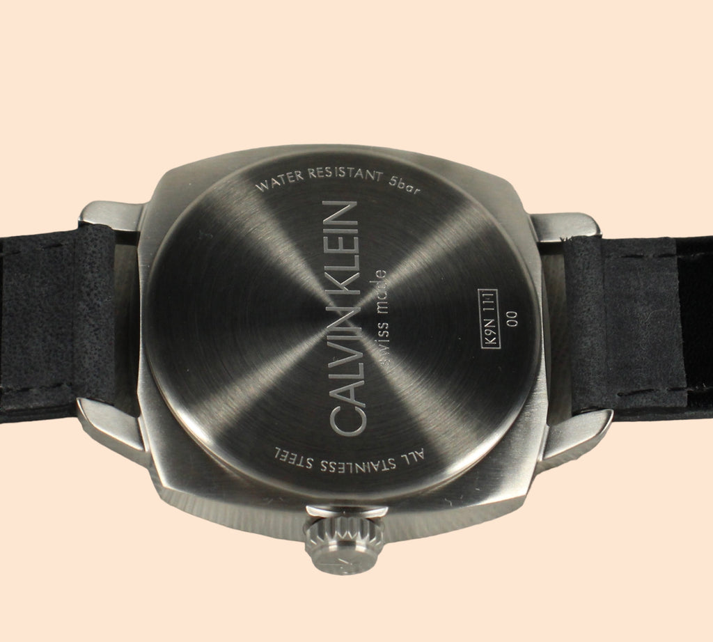 De Calvin Klein klassiek horloge K9N111C1 heeft een edelstalen kast en een zwarte leren band. Optiwatch