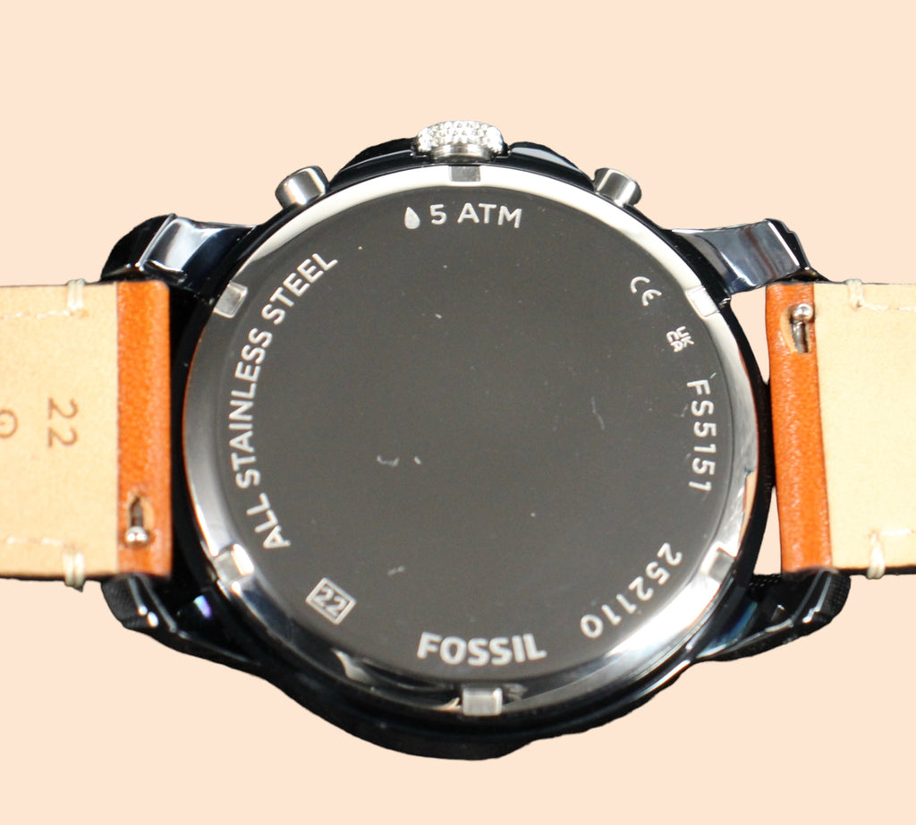  Deze mooie Fossil Grant FS5151 Herenhorloge, chronograaf heeft een blauwe ion-gecoate roestvrijstalen behuizing met een bruin leren band. Verkrijgbaar bij Optiwatch