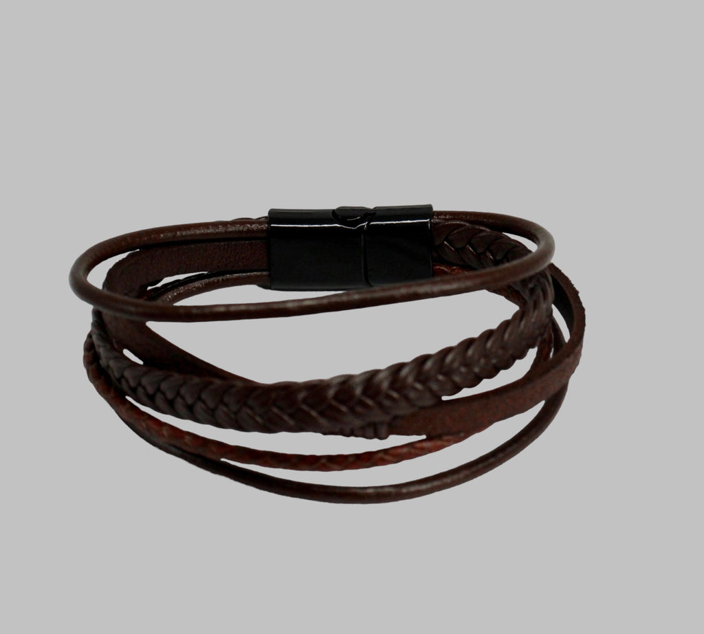 Gevlochten bruin leren heren armband met zwarte magneetsluiting, geef een vleugje verfijning toe aan je stijl met deze prachtige armband, die de perfecte balans tussen klassiek en eigentijds biedt. Verkrijgbaar bij Optiwatch