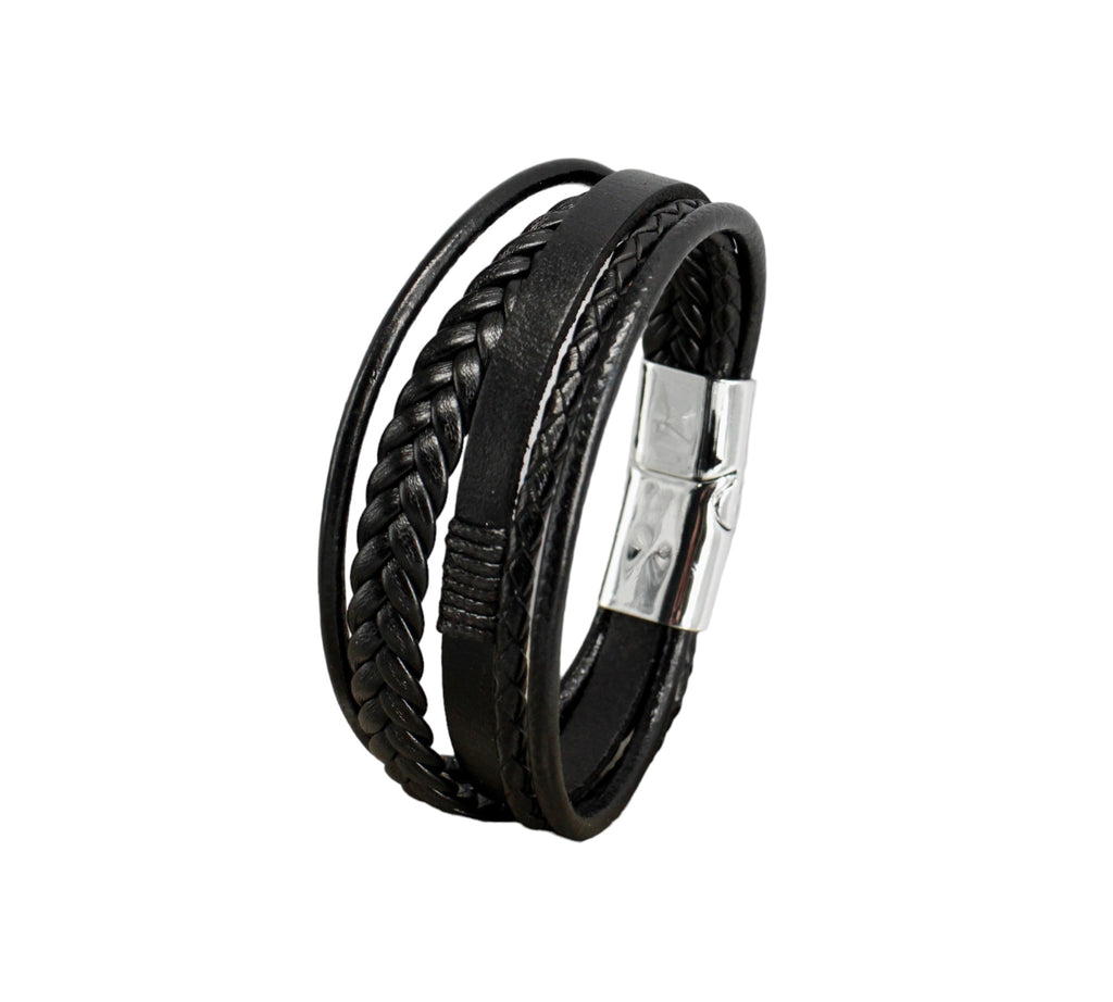 Maak een statement met ons gevlochten zwart leren heren armband met zilverkleurige magneetsluiting. Het verfijnde vlechtwerk en de robuuste sluiting vormen een perfecte balans tussen modern en tijdloos. verkrijgbaar bij Optiwatch.