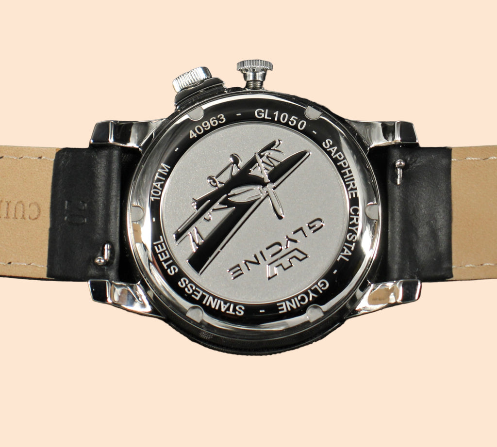De Glycine Airman Worldtimer GMT 1050 is een geweldig horloge met roestvrijstalen kast en leren band. Verkrijgbaar bij Optiwatch