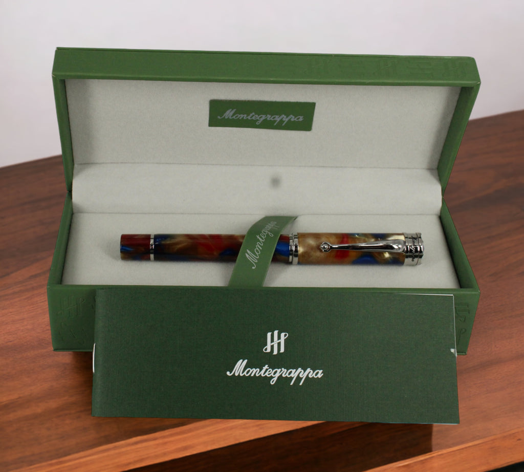 De Montegrappa Ducale Murano Astratto Resin Fountain Pen (M) combineert Murano-hars met roestvrijstalen accenten voor tijdloze elegantie. Verkrijgbaar bij Optiwatch