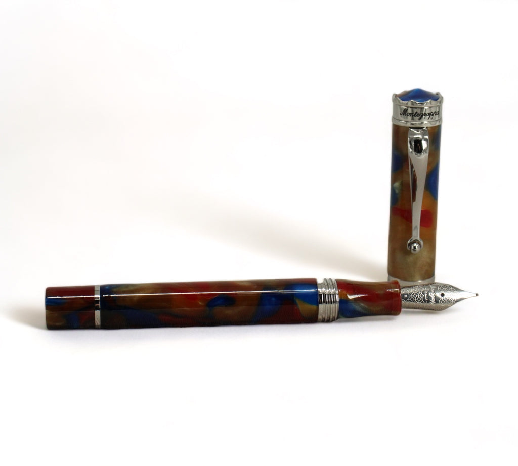 De Montegrappa Ducale Murano Astratto Resin Fountain Pen (M) combineert Murano-hars met roestvrijstalen accenten voor tijdloze elegantie. Verkrijgbaar bij Optiwatch