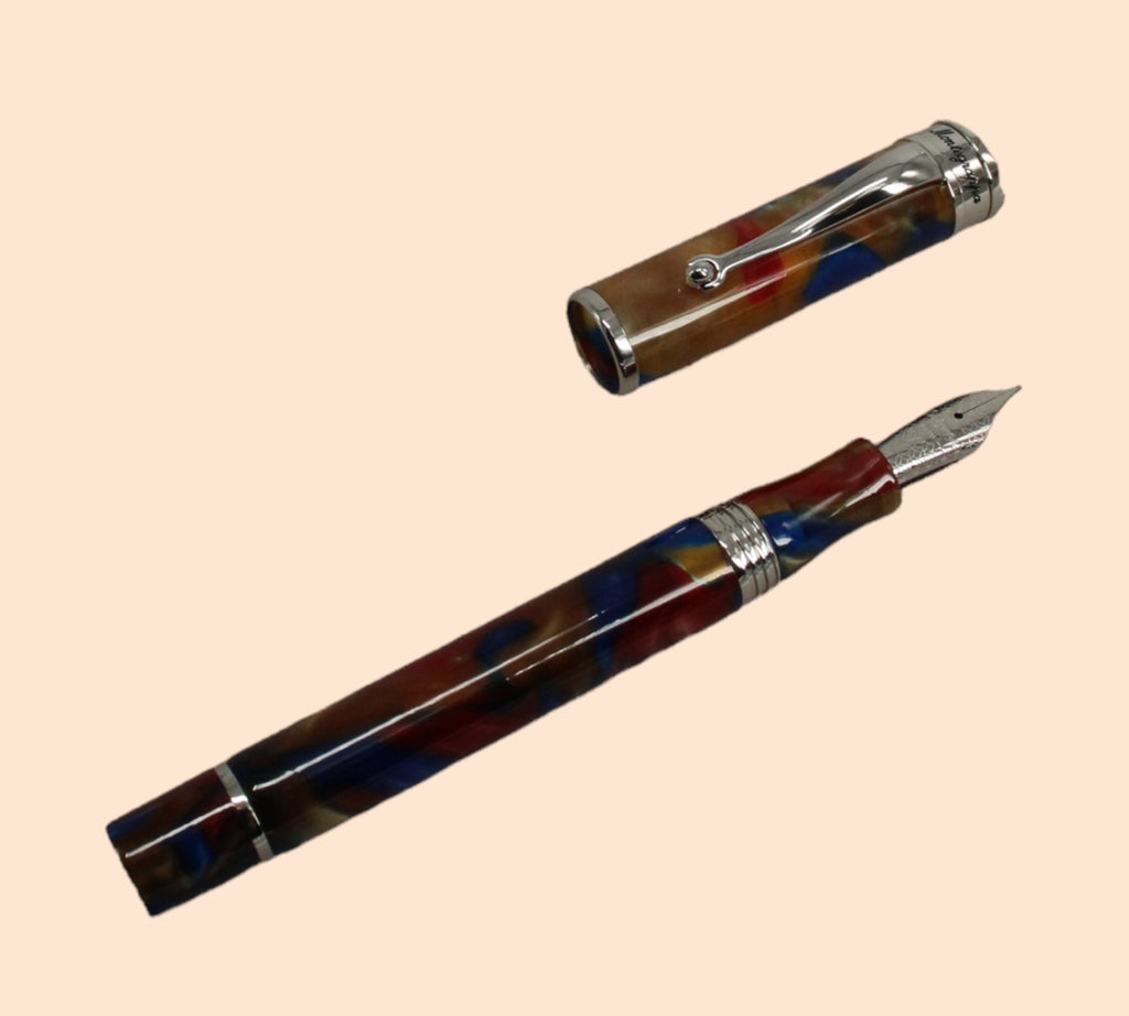 De Montegrappa Ducale Murano Astratto Resin Fountain Pen (M) combineert Murano-hars met roestvrijstalen accenten voor tijdloze elegantie. Verkrijgbaar bij Optiwatch