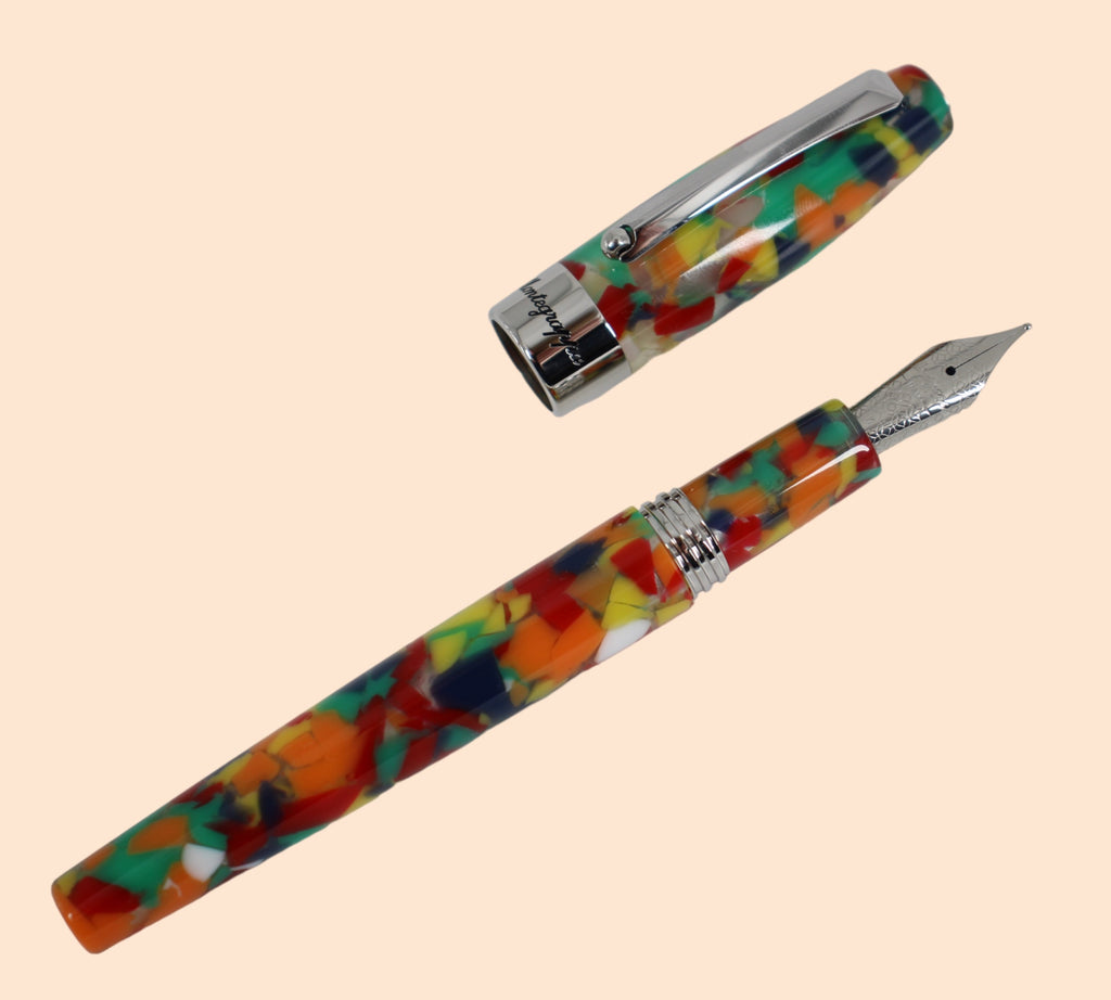 De Montegrappa Fortuna Mosaico Resin Vulpen ISFOB3IM betovert met zijn felle kleuren en verfijnde ontwerp. Luxe schrijfinstrument voor kenners. Verkrijgbaar bij Optiwatch