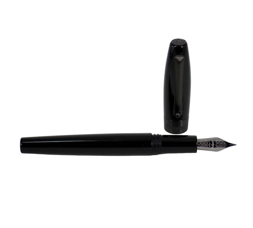 Montegrappa Fortuna Resin & Ruthenium Fountain Pen ISFOR3LC: Een luxueuze vulpen met zwarte hars, Ruthenium accenten en elegant design. Verkrijgbaar bij Opitwatch