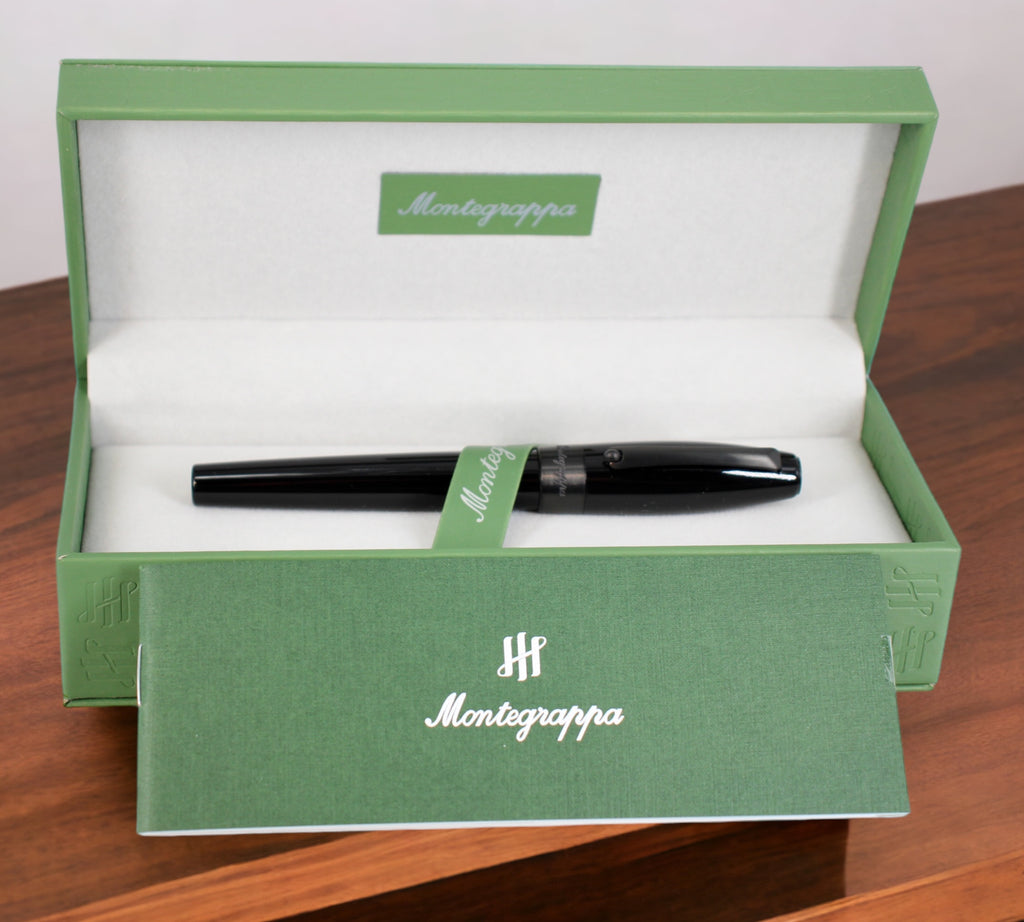 Montegrappa Fortuna Resin & Ruthenium Fountain Pen ISFOR3LC: Een luxueuze vulpen met zwarte hars, Ruthenium accenten en elegant design. Verkrijgbaar bij Opitwatch