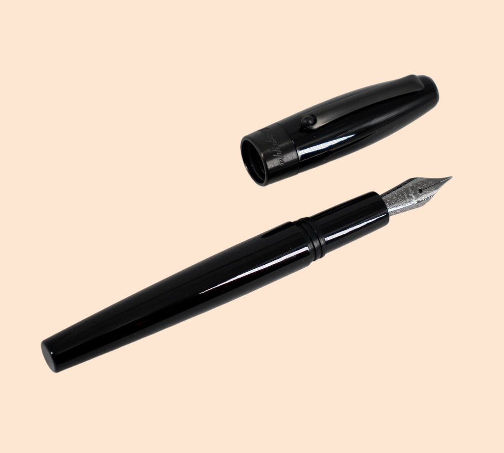 Montegrappa Fortuna Resin & Ruthenium Fountain Pen ISFOR3LC: Een luxueuze vulpen met zwarte hars, Ruthenium accenten en elegant design. Verkrijgbaar bij Opitwatch