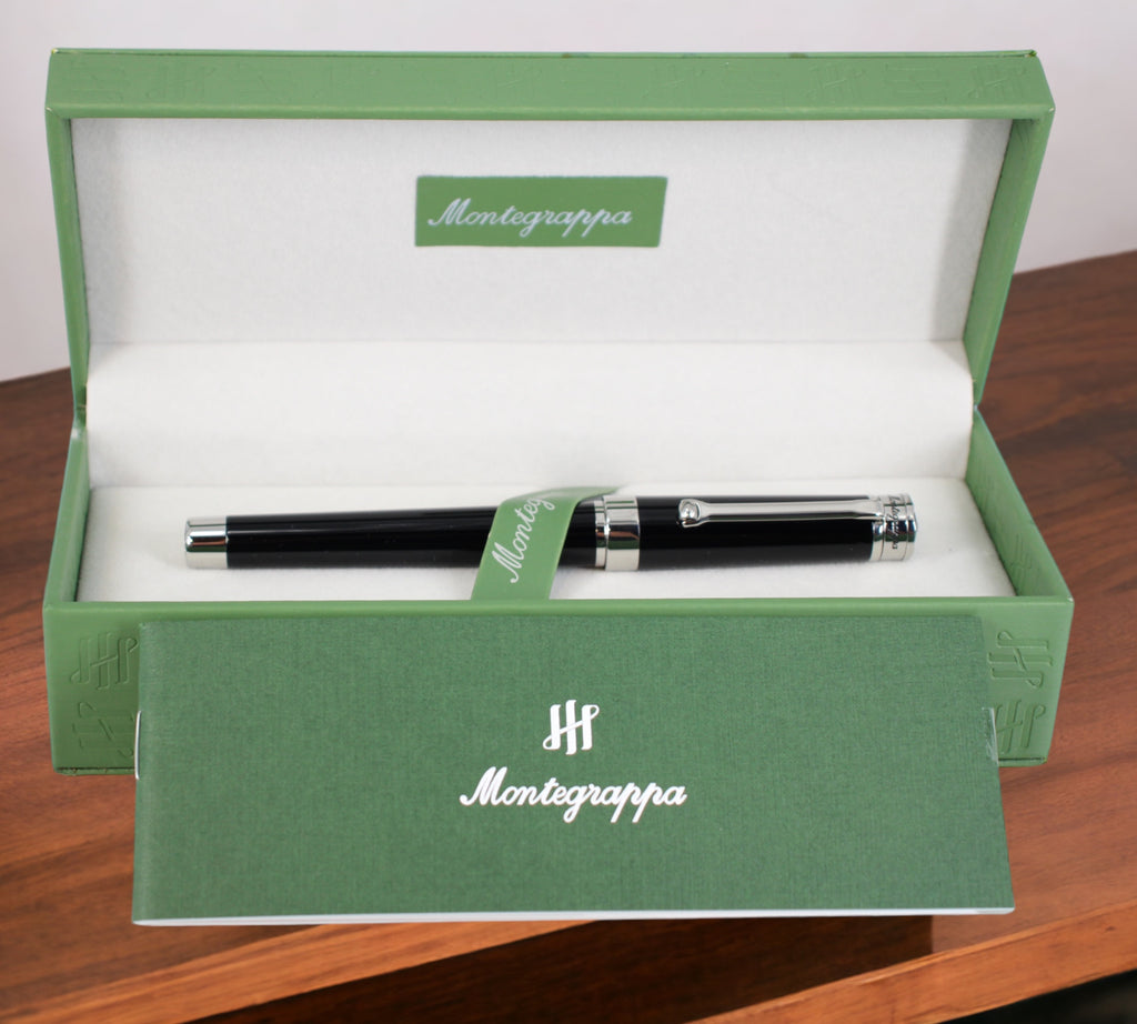 Montegrappa Parola Black Vulpen (M) ISWOT3AB: Een elegante vulpen in diep zwart met zilveren accenten, een tijdloze uiting van verfijning. Verkrijgbaar bij Optiwatch