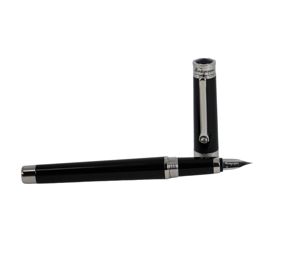  Montegrappa Parola Black Vulpen (M) ISWOT3AB: Een elegante vulpen in diep zwart met zilveren accenten, een tijdloze uiting van verfijning. Verkrijgbaar bij Optiwatch