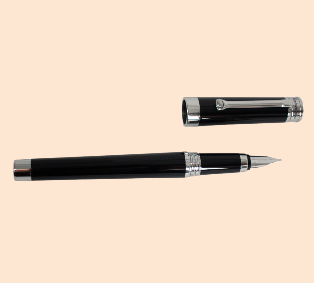 Montegrappa Parola Black Vulpen (M) ISWOT3AB: Een elegante vulpen in diep zwart met zilveren accenten, een tijdloze uiting van verfijning. Verkrijgbaar bij Optiwatch