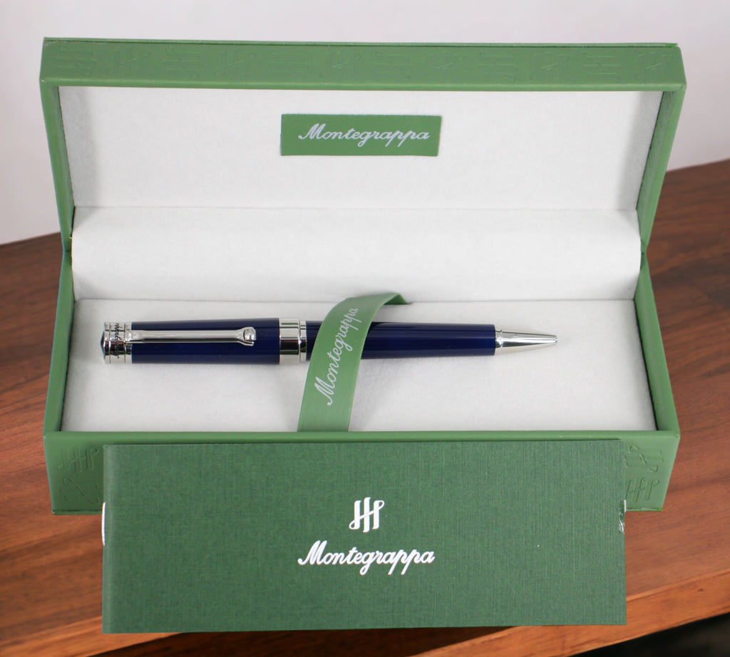 Montegrappa Parola Blue Balpen ISWOTBAD: Een minimalistische balpen in diep marineblauw, belichaamt verfijning en eerbetoon aan de kracht van woorden. Verkrijgbaar bij Optiwatch