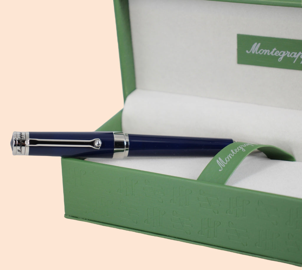 Montegrappa Parola Blue Balpen ISWOTBAD: Een minimalistische balpen in diep marineblauw, belichaamt verfijning en eerbetoon aan de kracht van woorden. Verkrijgbaar bij Optiwatch