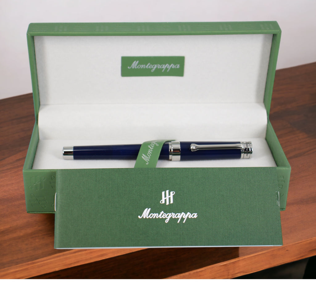 Montegrappa Parola Navy Blue vulpen (M) ISWOT3AD: Een elegante vulpen in diep blauw met zilveren accenten, een tijdloze uiting van verfijning. Verkrijgbaar bij Optiwatch