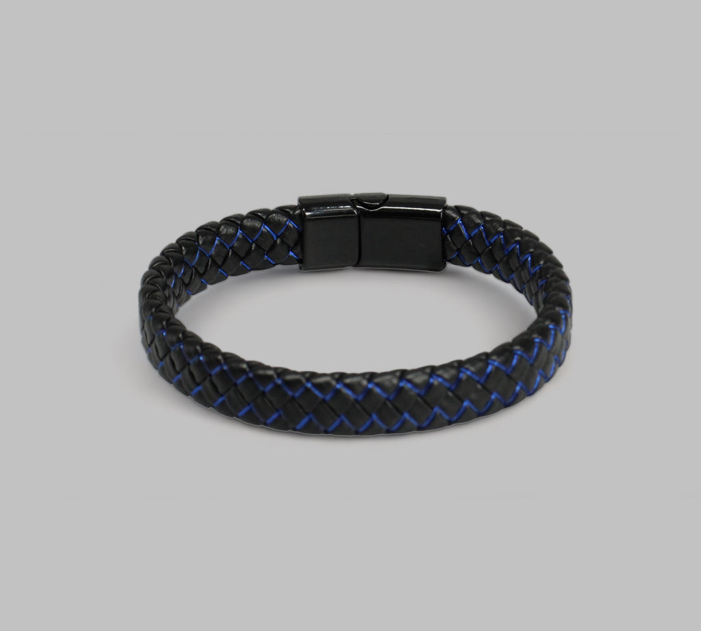 Ontdek de perfecte balans tussen stijl en subtiliteit met onze zwart geweven leren armband, verrijkt met een prachtig blauw accent. Verkrijgbaar bij Optiwatch