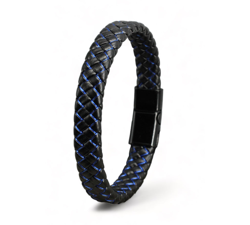 Ontdek de perfecte balans tussen stijl en subtiliteit met onze zwart geweven leren armband, verrijkt met een prachtig blauw accent. Verkrijgbaar bij Optiwatch