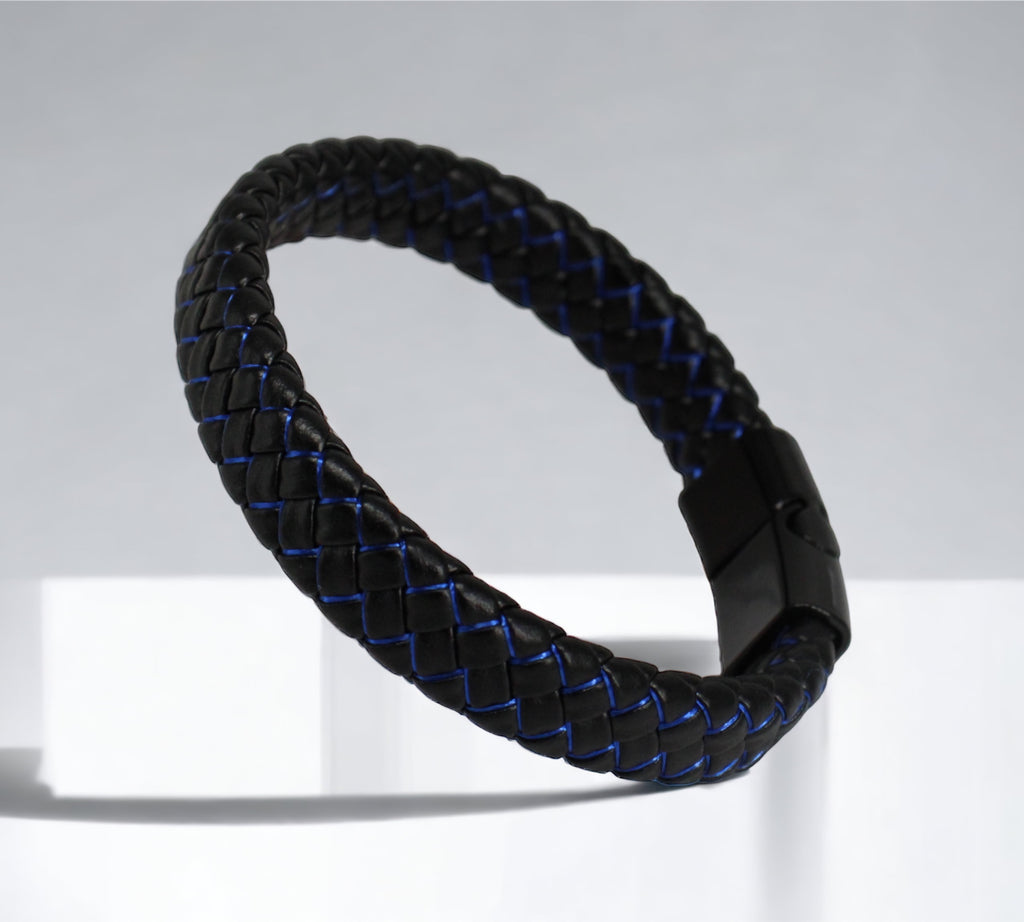 Ontdek de perfecte balans tussen stijl en subtiliteit met onze zwart geweven leren armband, verrijkt met een prachtig blauw accent. Verkrijgbaar bij Optiwatch