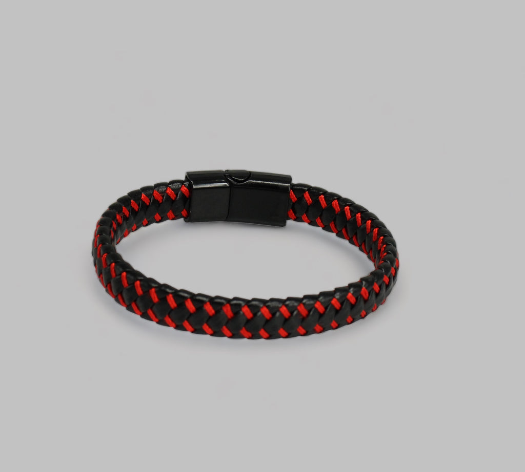 Ontdek de perfecte balans tussen stijl en subtiliteit met onze zwart geweven leren armband, verrijkt met een prachtig rode accent. Verkrijgbaar bij Optiwatch