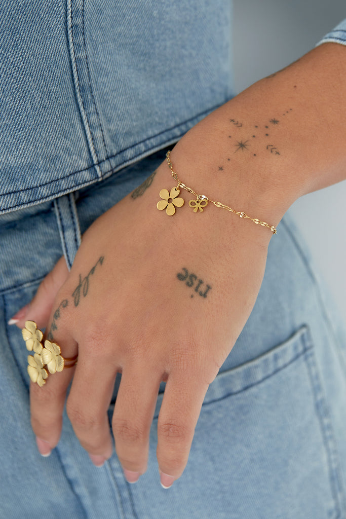 Armband met bedels strik en bloem. Goudkleurige armband dames. verkrijgbaar bij Optiwatch.nl